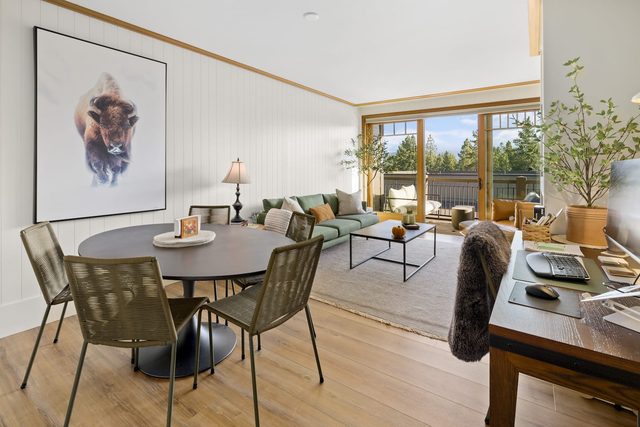 Stunning Lodge Condo with private patio, mtn views