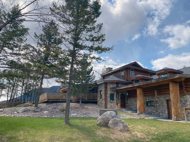 Ryders Lodge, Log Home in Edgewater, BC