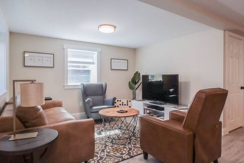 Newly renovated split level close to beach!