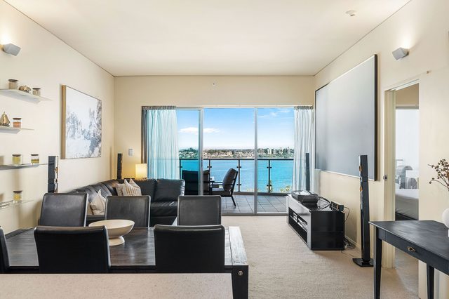 Iconic Swan River Retreat: 120”4K Cinema & City Sk