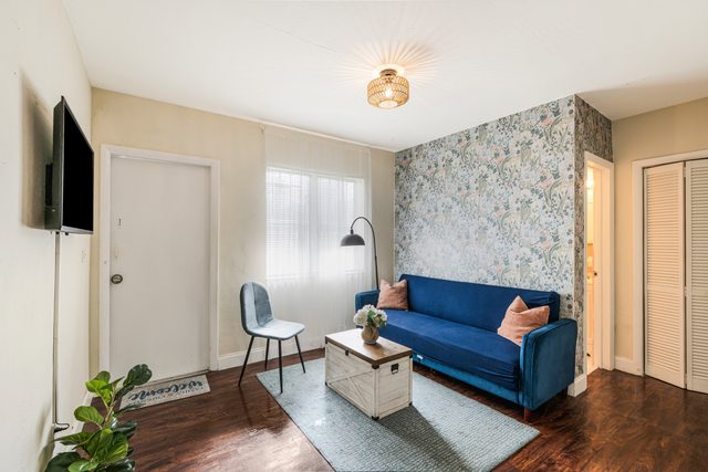 Cute 1BR Apt Walk to Calle 8, Short Drive to Brick