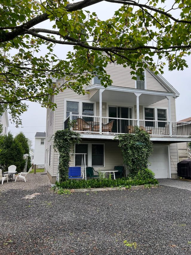 Beautiful beach cottage  with ample room