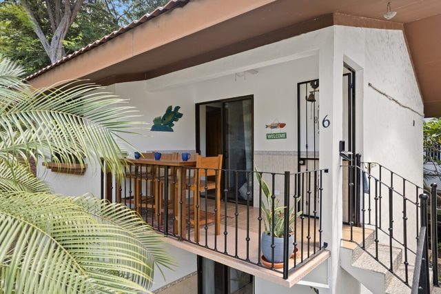 1-minute to Beach – 2 Suites - 100Mb Wi-Fi