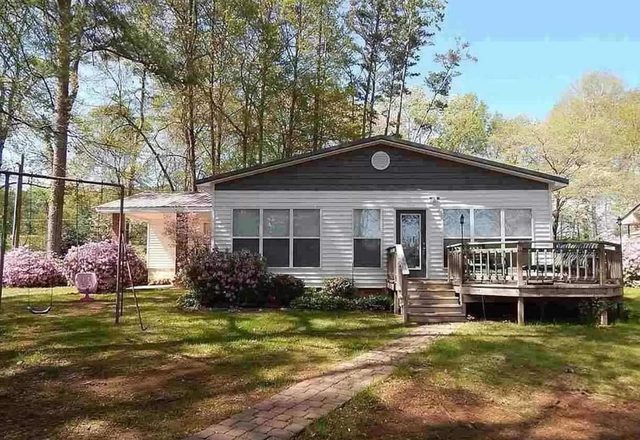 Reelin' in the Pines Lakefront home-boathouse — Guntersville, AL