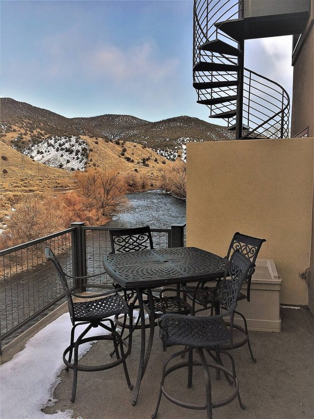 Riverfront condo with balcony, king bed (STR#267)