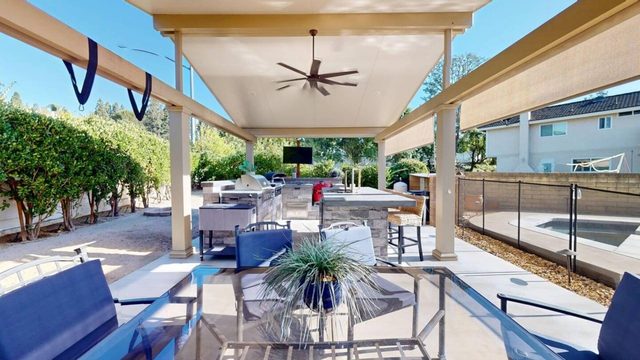 Hills Oasis: Pool, Spa, Gym, Entertainers backyard
