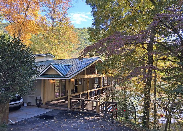 DANCING WATERS LODGE — Lake Lure, NC