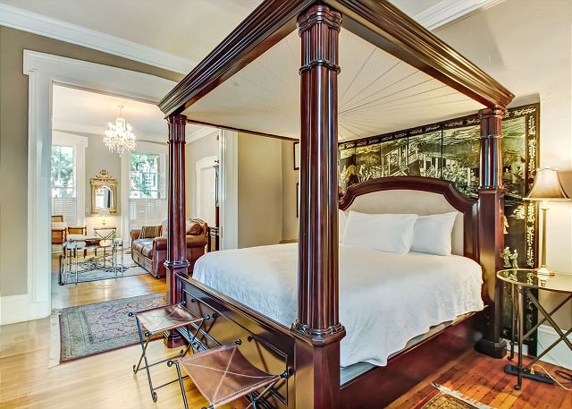 Luxury Apartment On Famous Jones Street-Dog Friendly!