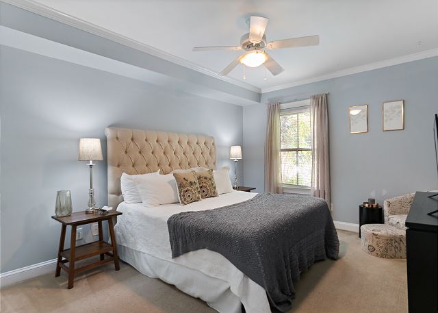 Famous Historic District Garden Condo-Garage Parking! Pets Upon Approval