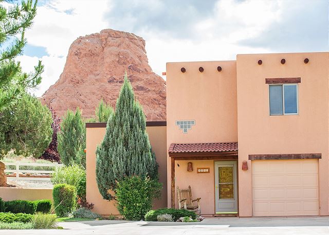 Nestled in the Redrocks | 3 Master Suites | HotTub
