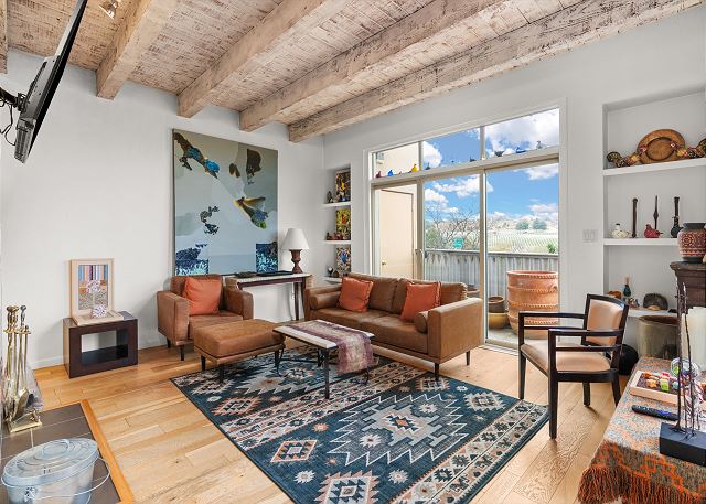 Amazing Rates | Artistic Condo Near Plaza | Views | Extended Stays