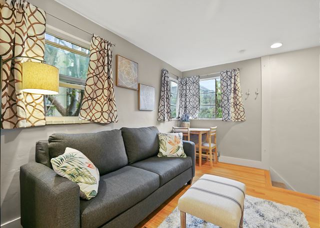 Beautiful Carriage House | Near Botanical Gardens | On site parking