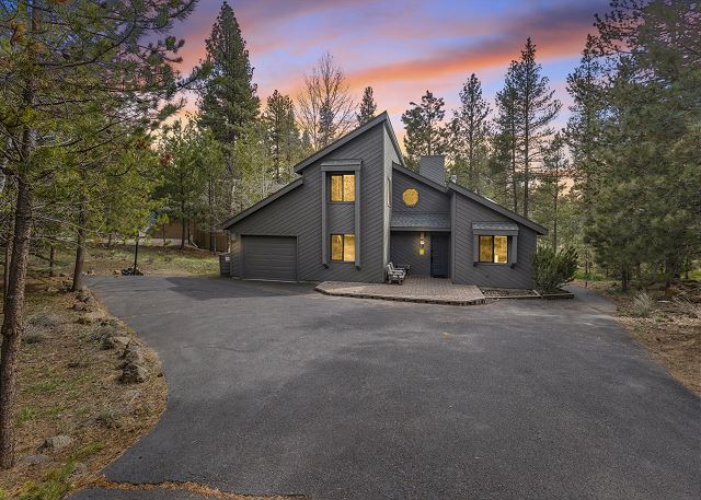 Sunriver, Oregon United States - Private Hot Tub ~ In the heart of Sunriver ~ SHARC Passes~Fireplace~Sleeps 10 | Vacation Rental Collective Website