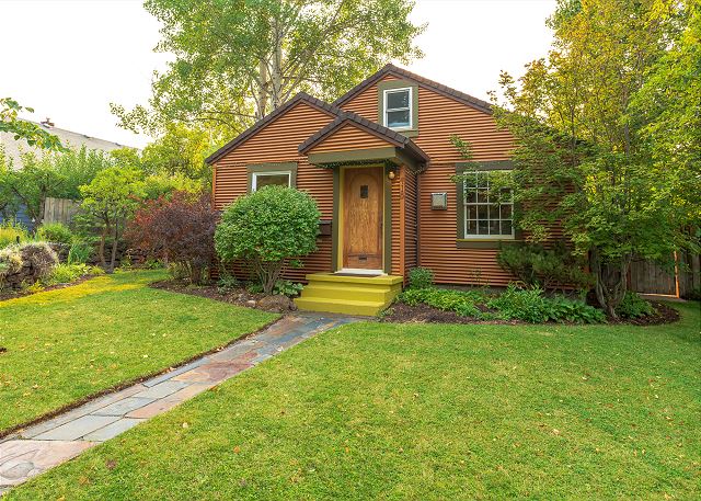 Bend West Side Cottage ~ Dog Friendly ~ Fireplace