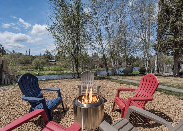 Hot Tub ~ Riverfront ~ Dog Friendly ~ Solo Stove ~ EV Charger ~ Sauna!