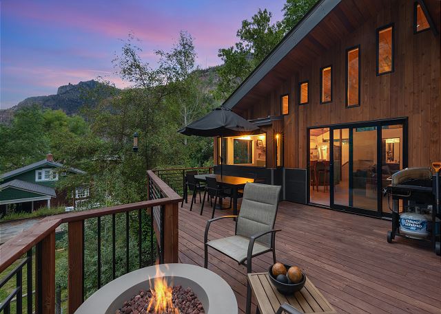 Luxury Home | Walk to Town & Box Canyon Falls | Hot Tub | Fire Pit | E-Bikes