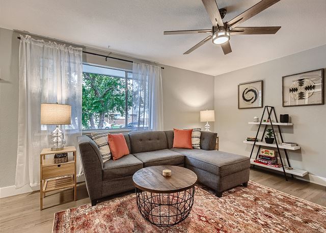 Gorgeous Arvada home-Fenced yard-Pet Friendly-Hot Tub