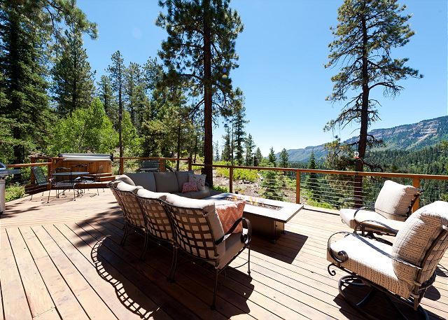 Luxury Home - Huge Deck - Great Views - Hot Tub/Fire Table - 2 Miles to Purg