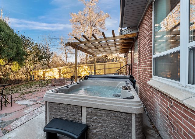 Ultimate Lakewood Retreat | Air Hockey + Hot Tub | Fenced Yard