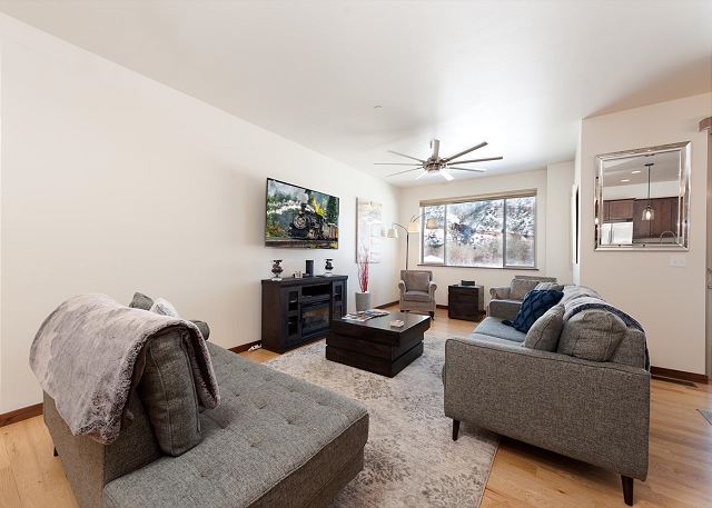 Luxury townhome - Great Views - 4 Miles from Downtown - Central AC (30+ Stay)