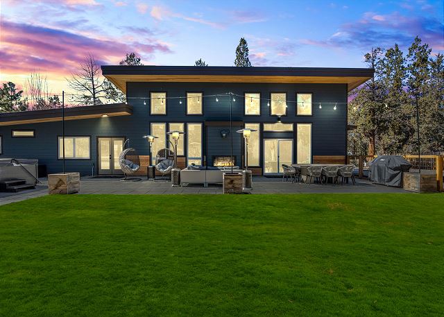 New! Luxury Home ~River View/Access~Hot Tub~Fireplace~Brand New Furnishings!