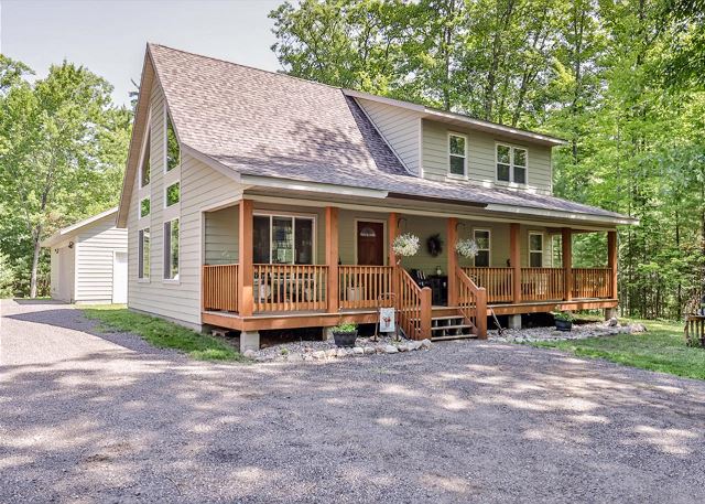 Lucky Bass Retreat | Lake Access, Game Room, Bikes, Big Yard, Firepit, AC