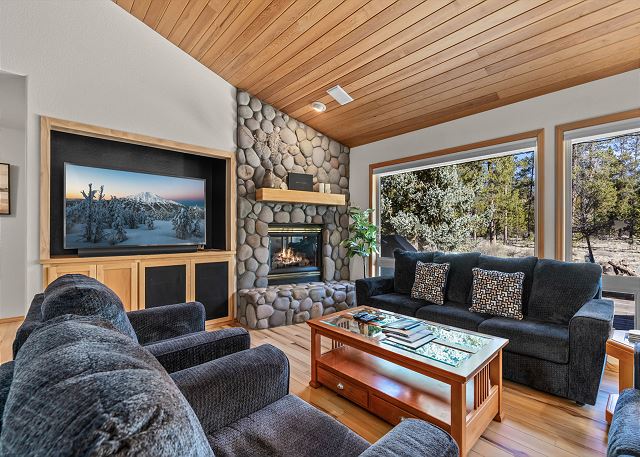 SUNRIVER, Oregon United States - New! Next to Deschutes National Forest- SHARC Passes ~ Private Hot Tub | Vacation Rental Collective Website