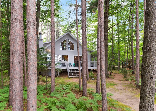 Lakefront Home with sandy beach, Sleeps 8, Dogs OK