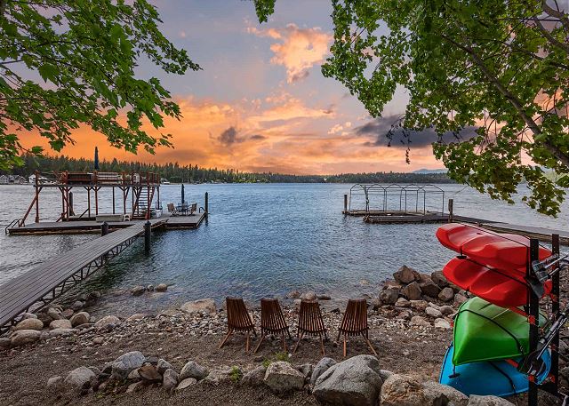 Waterfront Retreat | Kayaks | Beach & Elevated Lakeview Deck