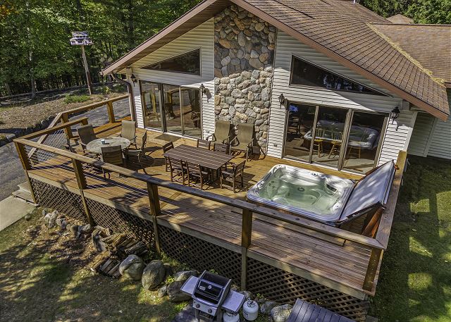 Lakefront, Dock, Game Room, Sauna & Hot Tub, Sleeps 16 — Eagle River, WI