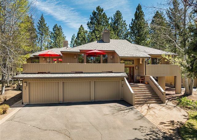 Sunriver , Oregon United States - New! Hot Tub ~ Bonus Room ~ Games Tables ~ 4 Bedrooms ~ 10 SHARC passes ~ AC! | Vacation Rental Collective Website