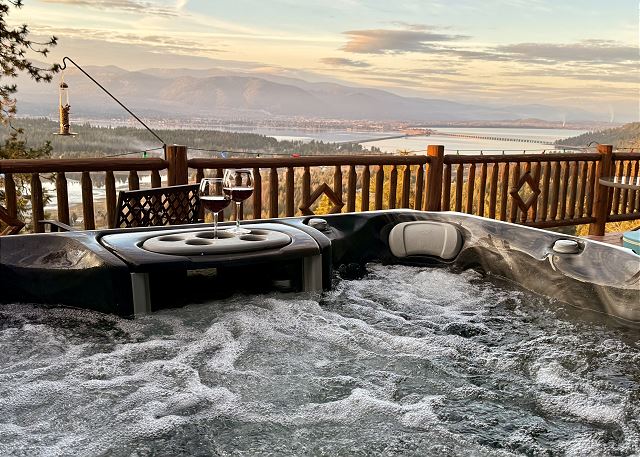 New Listing! Spectacular Retreat | 3 Private Suites | Minutes from Sandpoint — Sandpoint, ID