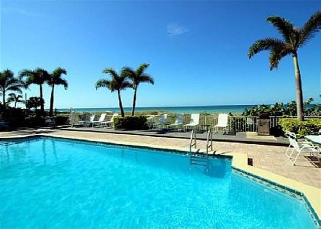 Sunset Paradise Condominium 09-Beautiful 3 BR Condo directly on the Beach! — Clearwater, FL