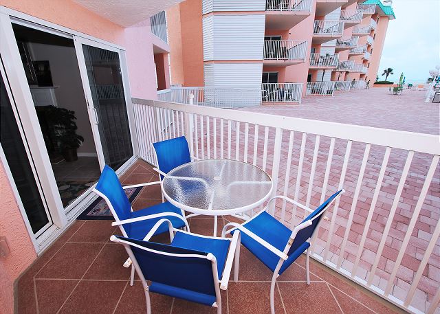 Beach Cottage 2102-Beach front condo steps right out to the pool! — Redington Shores, FL