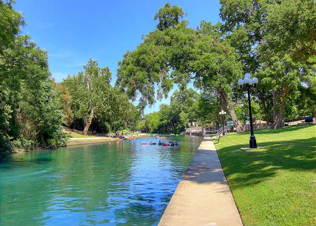 RRC A108 Cozy Comal River Haus