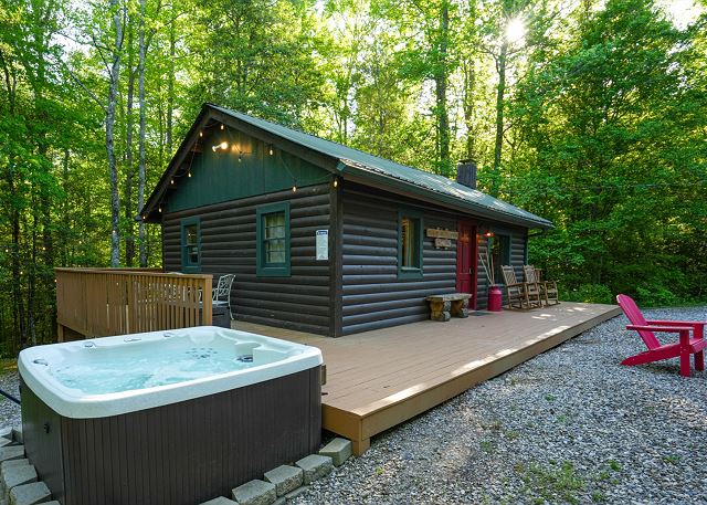 The Big Little Cabin-Hot Tub/Playset/7 Acres/Creek/Pet-Friendly! — Cleveland, GA