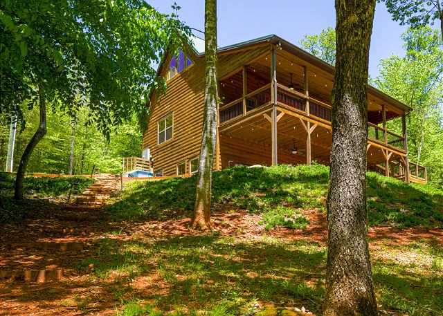 Foothills Family Retreat- Hot Tub/Playset/Fire Pit/7 bedrooms! — Cleveland, GA