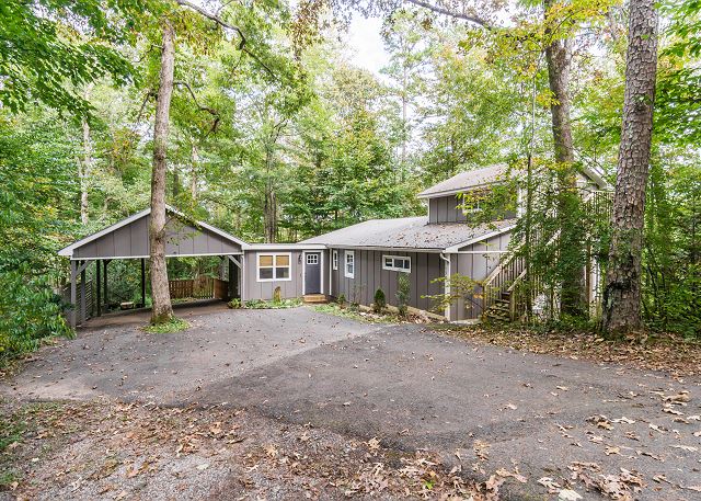 Designer Getaway - Hot Tub/ 4 Minutes to Dahlonega/2-Bedrooms/Dog Friendly!