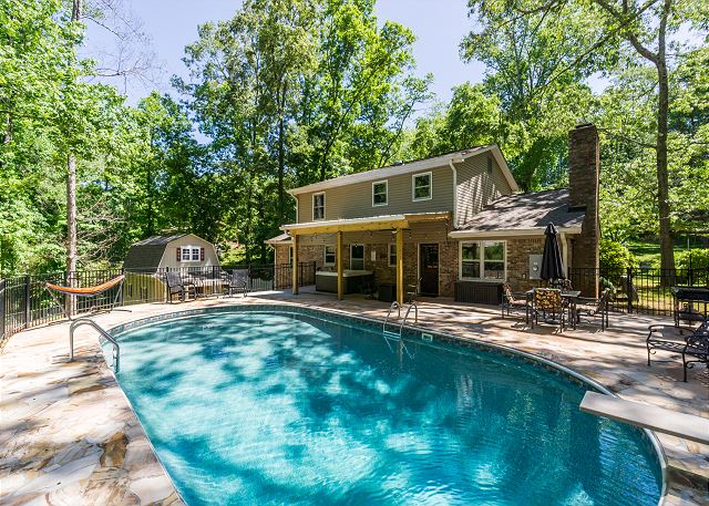 New Listing! Downtown Getaway- Minutes to Dahlonega/Pool/Hot Tub/ Game Room
