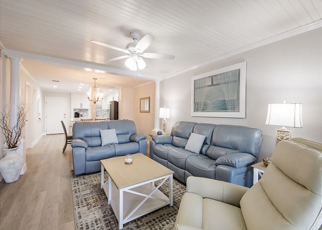 2/2 (178) Club Interior — Point O'Rocks, FL
