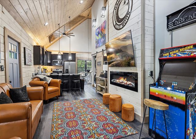 Gatlinburg 2 Bedroom Cabin with Hot Tub
