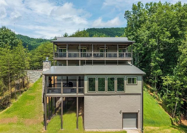 5 Bedroom Smoky Mtn Cabin with Views, Pool, Fireplaces and Hot Tub — Sevierville, TN