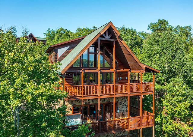 5 Bedroom Cabin that sleeps 15 with Hot Tub and Mtn Views — Sevierville, TN