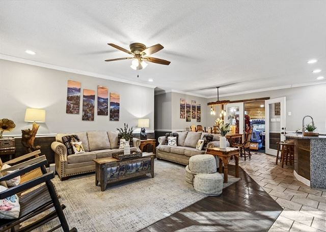 Dollys Retreat Large Pigeon Forge Cabin — Pigeon Forge, TN