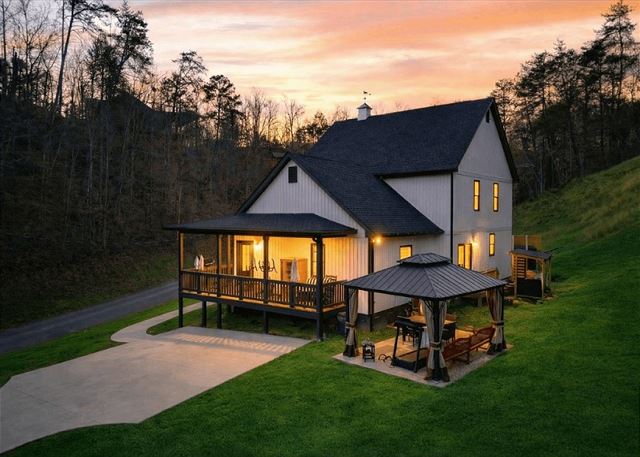 Dollys VAcation Large Cabin For Rent Pigeon Forge — Pigeon Forge, TN
