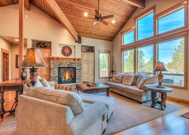 Wallowa 22 Luxury Vacation Rental with Hot Tub and SHARC Passes in Sunriver