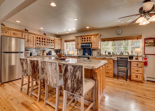 Luxury 3 Bedroom close to town, skiing plus access to Community beach.  WIFI, BBQ,  (ZC188)