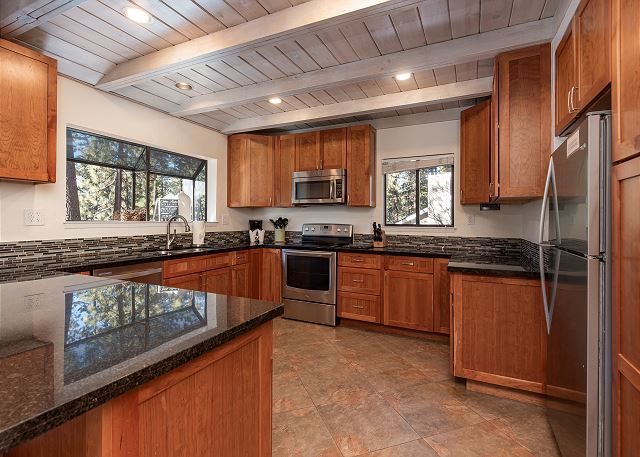 Spacious Mountain Cabin, Large deck with BBQ & Hot Tub (SL161