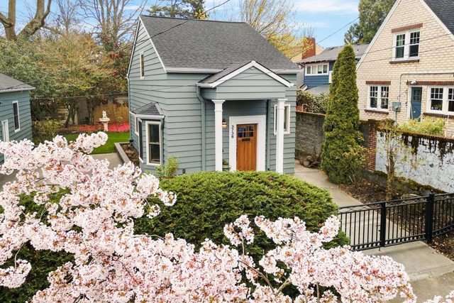 Lovely Laurelhurst Living
