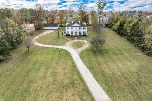 Colonial Manor